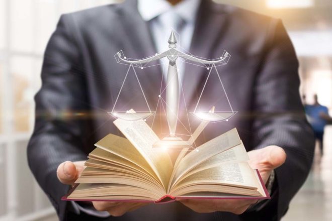 Pourquoi étudier le droit: les 10 principaux avantages de devenir avocat
