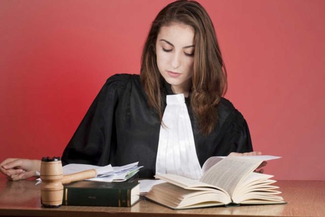 Pouvez-vous choisir vous-même un avocat de la défense ?