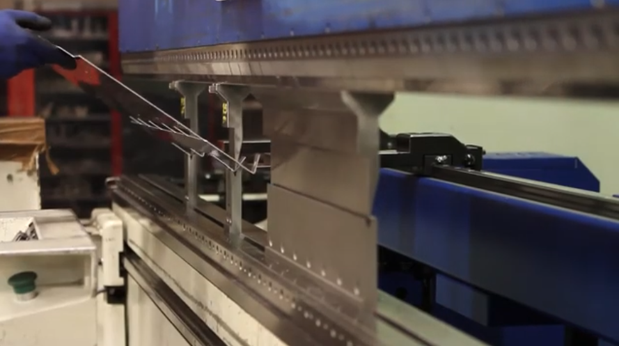 Plier la matière pour donner forme : comprendre le pliage de tôle dans l'industrie